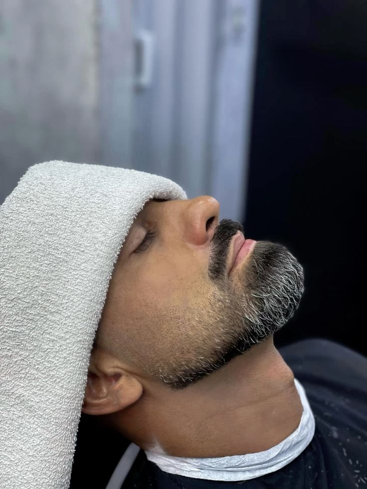 Barba camuflaje de canas